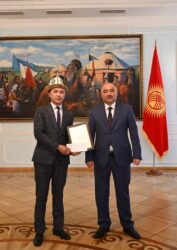 Төрага Нурланбек Шакиев КУАУнун алдыңкы студенттерине стипендия тапшырды