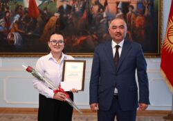 Төрага Нурланбек Шакиев КУАУнун алдыңкы студенттерине стипендия тапшырды