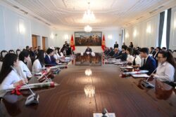 Төрага Нурланбек Шакиев КУАУнун алдыңкы студенттерине стипендия тапшырды