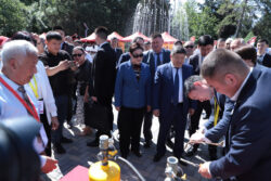 ОшМУда алдыңкы бизнес компаниялардын продукцияларынын көргөзмөсү өтүүдө