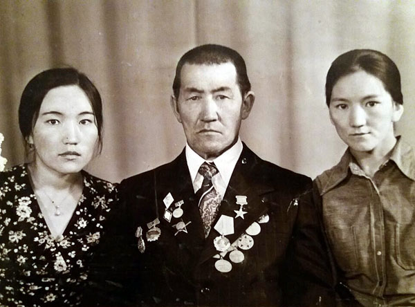 СОЦИАЛИСТТИК ЭМГЕКТИН БААТЫРЫ, ЭМГЕК СИҢИРГЕН МУГАЛИМ АПЫШ КОЙЧУМАНОВ