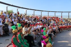 МУРАТБЕК КАСЫМАЛИЕВ «ЫСЫК-КӨЛ ДОСТОРДУ ЧОГУЛТАТ-2024» ЭТНО — КАРНАВАЛЫНЫН КАТЫШУУЧУЛАРЫ МЕНЕН ЖОЛУКТУ