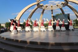 МУРАТБЕК КАСЫМАЛИЕВ «ЫСЫК-КӨЛ ДОСТОРДУ ЧОГУЛТАТ-2024» ЭТНО — КАРНАВАЛЫНЫН КАТЫШУУЧУЛАРЫ МЕНЕН ЖОЛУКТУ