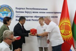 МУРАТБЕК КАСЫМАЛИЕВ «ЫСЫК-КӨЛ ДОСТОРДУ ЧОГУЛТАТ-2024» ЭТНО — КАРНАВАЛЫНЫН КАТЫШУУЧУЛАРЫ МЕНЕН ЖОЛУКТУ