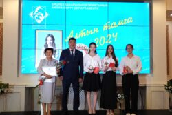 Өзгөчө үлгүдөгү аттестаттар тапшырылды