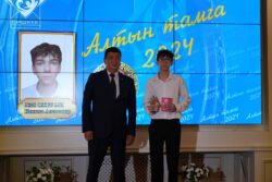 Өзгөчө үлгүдөгү аттестаттар тапшырылды