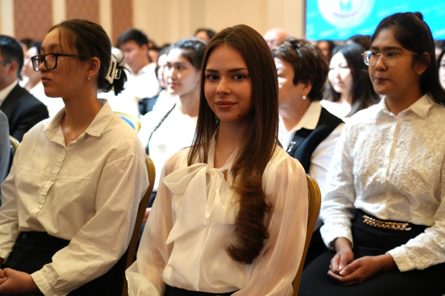 Өзгөчө үлгүдөгү аттестаттар тапшырылды