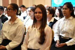 Өзгөчө үлгүдөгү аттестаттар тапшырылды