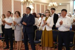 Өзгөчө үлгүдөгү аттестаттар тапшырылды