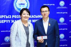 ЭЛ АРАЛЫК ОЛИМПИАДАНЫН ЖЕҢҮҮЧҮЛӨРҮ СЫЙЛАНДЫ