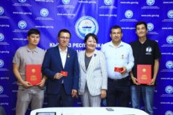 ЭЛ АРАЛЫК ОЛИМПИАДАНЫН ЖЕҢҮҮЧҮЛӨРҮ СЫЙЛАНДЫ