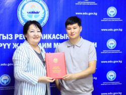 ЭЛ АРАЛЫК ОЛИМПИАДАНЫН ЖЕҢҮҮЧҮЛӨРҮ СЫЙЛАНДЫ