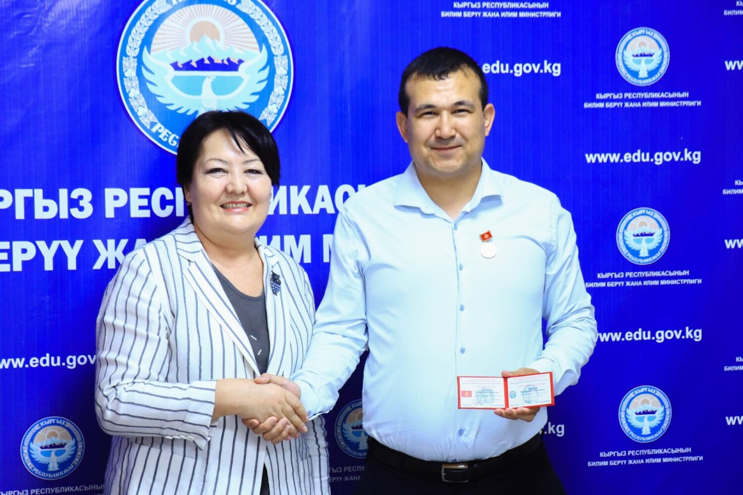 ЭЛ АРАЛЫК ОЛИМПИАДАНЫН ЖЕҢҮҮЧҮЛӨРҮ СЫЙЛАНДЫ