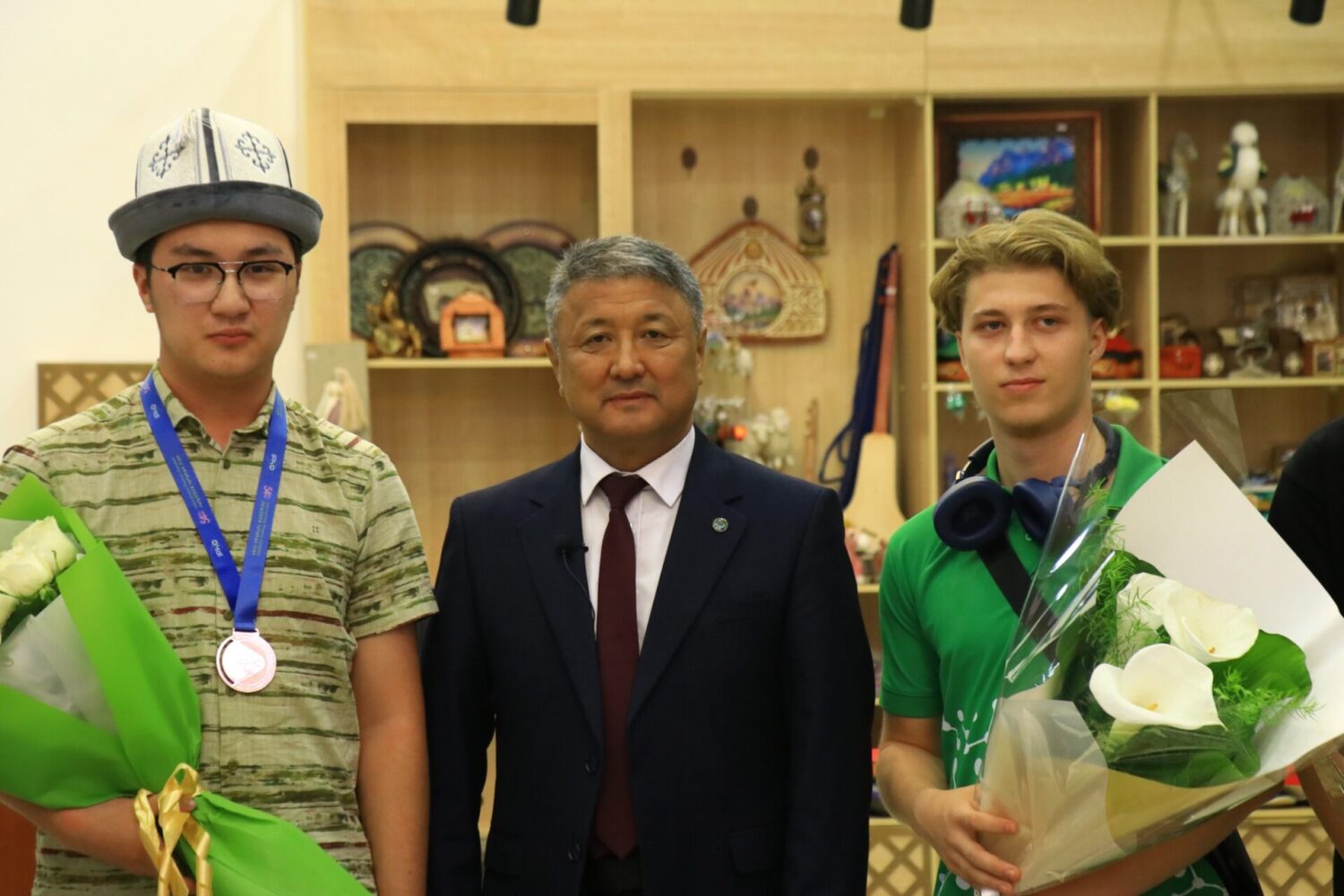 ОЛИМПИАДАНЫН АЛДЫҢКЫЛАРЫ МЕКЕНИНЕ КАЙТЫП КЕЛИШТИ