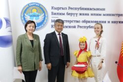 МУРАТБЕК КАСЫМАЛИЕВ «ЫСЫК-КӨЛ ДОСТОРДУ ЧОГУЛТАТ-2024» ЭТНО — КАРНАВАЛЫНЫН КАТЫШУУЧУЛАРЫ МЕНЕН ЖОЛУКТУ