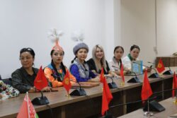 МУРАТБЕК КАСЫМАЛИЕВ «ЫСЫК-КӨЛ ДОСТОРДУ ЧОГУЛТАТ-2024» ЭТНО — КАРНАВАЛЫНЫН КАТЫШУУЧУЛАРЫ МЕНЕН ЖОЛУКТУ