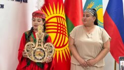 МУРАТБЕК КАСЫМАЛИЕВ «ЫСЫК-КӨЛ ДОСТОРДУ ЧОГУЛТАТ-2024» ЭТНО — КАРНАВАЛЫНЫН КАТЫШУУЧУЛАРЫ МЕНЕН ЖОЛУКТУ