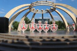 МУРАТБЕК КАСЫМАЛИЕВ «ЫСЫК-КӨЛ ДОСТОРДУ ЧОГУЛТАТ-2024» ЭТНО — КАРНАВАЛЫНЫН КАТЫШУУЧУЛАРЫ МЕНЕН ЖОЛУКТУ