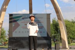 МУРАТБЕК КАСЫМАЛИЕВ «ЫСЫК-КӨЛ ДОСТОРДУ ЧОГУЛТАТ-2024» ЭТНО — КАРНАВАЛЫНЫН КАТЫШУУЧУЛАРЫ МЕНЕН ЖОЛУКТУ