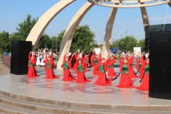 МУРАТБЕК КАСЫМАЛИЕВ «ЫСЫК-КӨЛ ДОСТОРДУ ЧОГУЛТАТ-2024» ЭТНО — КАРНАВАЛЫНЫН КАТЫШУУЧУЛАРЫ МЕНЕН ЖОЛУКТУ