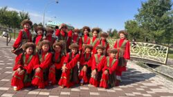 МУРАТБЕК КАСЫМАЛИЕВ «ЫСЫК-КӨЛ ДОСТОРДУ ЧОГУЛТАТ-2024» ЭТНО — КАРНАВАЛЫНЫН КАТЫШУУЧУЛАРЫ МЕНЕН ЖОЛУКТУ