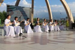 МУРАТБЕК КАСЫМАЛИЕВ «ЫСЫК-КӨЛ ДОСТОРДУ ЧОГУЛТАТ-2024» ЭТНО — КАРНАВАЛЫНЫН КАТЫШУУЧУЛАРЫ МЕНЕН ЖОЛУКТУ