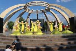 МУРАТБЕК КАСЫМАЛИЕВ «ЫСЫК-КӨЛ ДОСТОРДУ ЧОГУЛТАТ-2024» ЭТНО — КАРНАВАЛЫНЫН КАТЫШУУЧУЛАРЫ МЕНЕН ЖОЛУКТУ