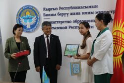 МУРАТБЕК КАСЫМАЛИЕВ «ЫСЫК-КӨЛ ДОСТОРДУ ЧОГУЛТАТ-2024» ЭТНО — КАРНАВАЛЫНЫН КАТЫШУУЧУЛАРЫ МЕНЕН ЖОЛУКТУ