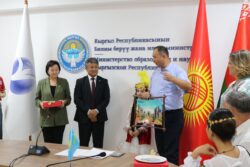 МУРАТБЕК КАСЫМАЛИЕВ «ЫСЫК-КӨЛ ДОСТОРДУ ЧОГУЛТАТ-2024» ЭТНО — КАРНАВАЛЫНЫН КАТЫШУУЧУЛАРЫ МЕНЕН ЖОЛУКТУ