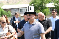 Нурланбек Шакиев: “Мугалимдердин айлыгы депутат менен министрлердикинен кем болбошу керек”