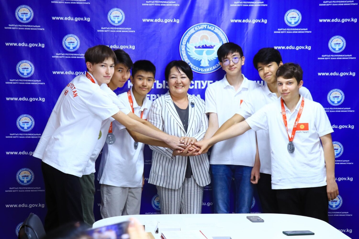 ЭЛ АРАЛЫК ОЛИМПИАДАНЫН ЖЕҢҮҮЧҮЛӨРҮ СЫЙЛАНДЫ