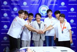 ЭЛ АРАЛЫК ОЛИМПИАДАНЫН ЖЕҢҮҮЧҮЛӨРҮ СЫЙЛАНДЫ