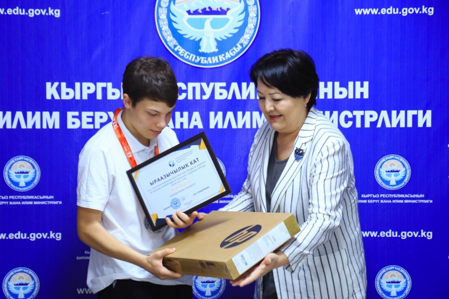 ЭЛ АРАЛЫК ОЛИМПИАДАНЫН ЖЕҢҮҮЧҮЛӨРҮ СЫЙЛАНДЫ