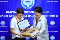 ЭЛ АРАЛЫК ОЛИМПИАДАНЫН ЖЕҢҮҮЧҮЛӨРҮ СЫЙЛАНДЫ