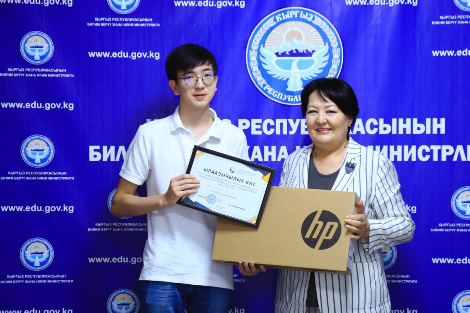 ЭЛ АРАЛЫК ОЛИМПИАДАНЫН ЖЕҢҮҮЧҮЛӨРҮ СЫЙЛАНДЫ