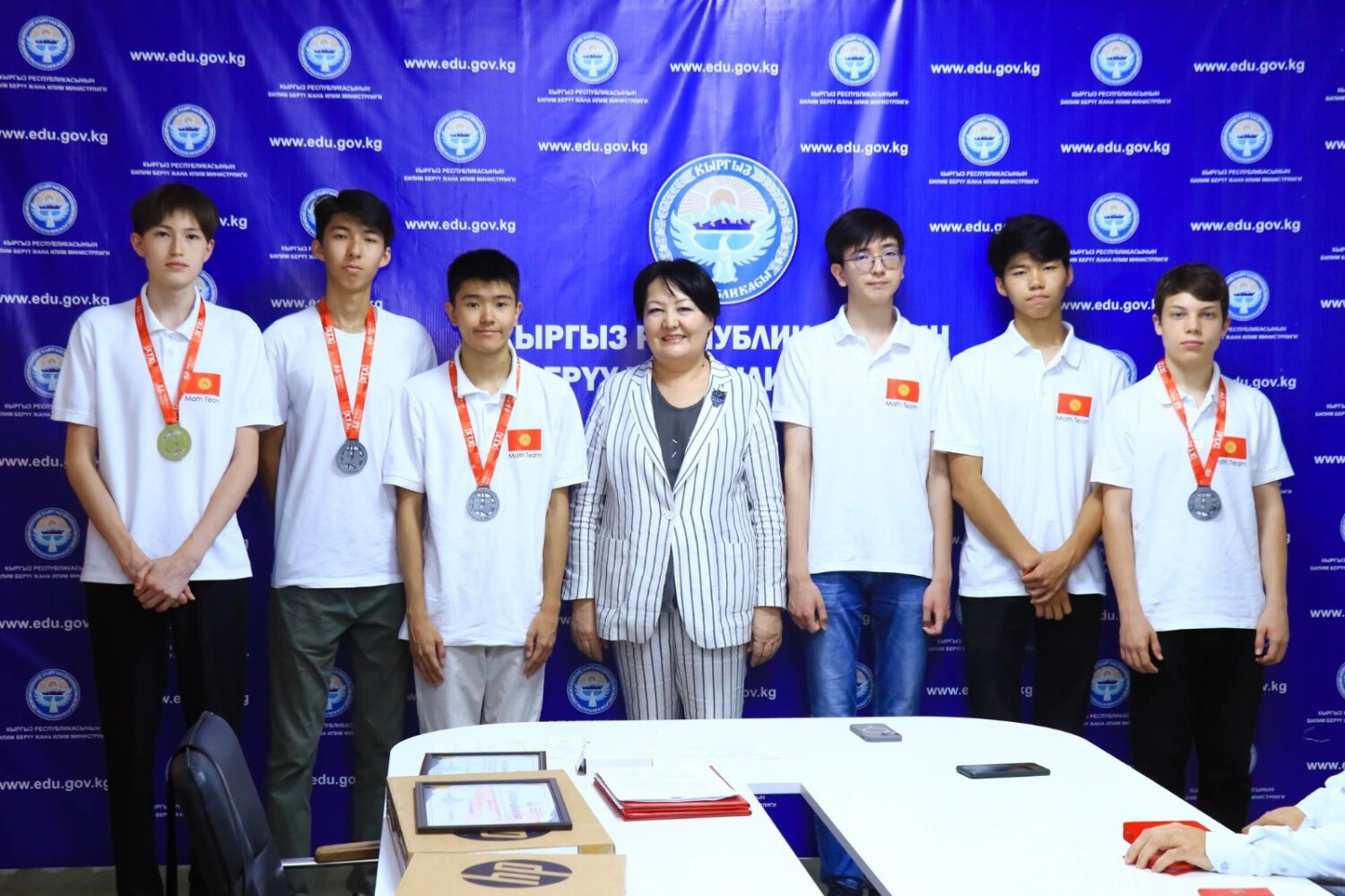 ЭЛ АРАЛЫК ОЛИМПИАДАНЫН ЖЕҢҮҮЧҮЛӨРҮ СЫЙЛАНДЫ