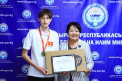 ЭЛ АРАЛЫК ОЛИМПИАДАНЫН ЖЕҢҮҮЧҮЛӨРҮ СЫЙЛАНДЫ