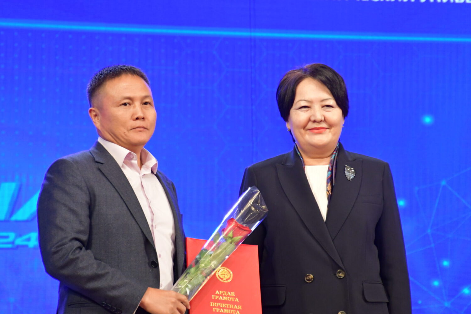 Кыргыз мамлекеттик техникалык университет 70 жылдыгын белгилеп жатат