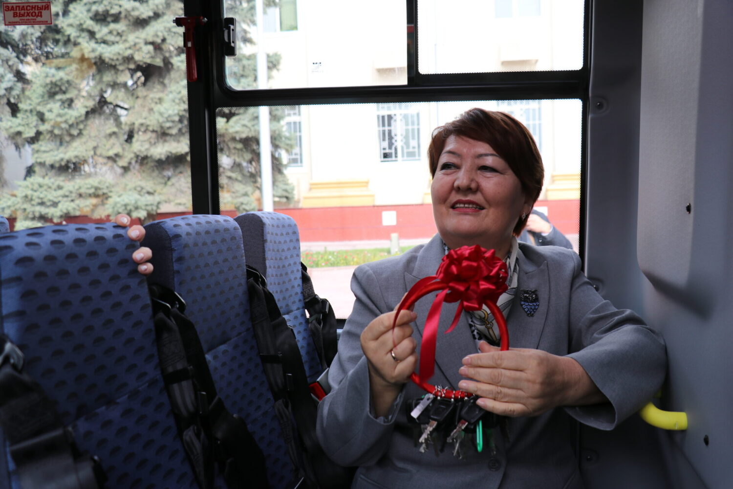 Кызматташуу: мектептерге дагы 50 автобус