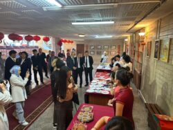 К. Карасаев атындагы Бишкек мамлекеттик университетинде күз майрамына карата күзгү студенттик фестиваль болуп өттү.