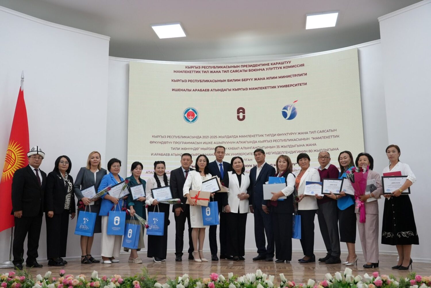 ОшМУнун окутуучусу алдыда