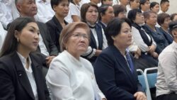 Биринчи сабак: мамлекеттик катчы мектеп окуучуларына сабак өттү