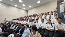 Биринчи сабак: мамлекеттик катчы мектеп окуучуларына сабак өттү