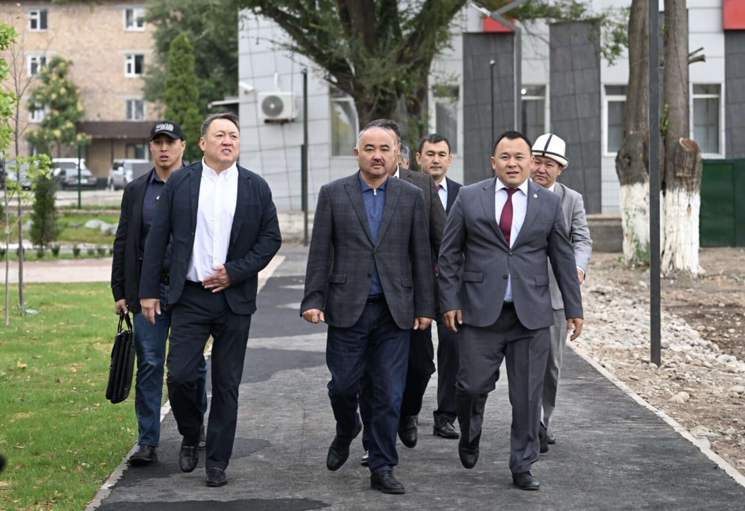 ЖК төрагасы Токмоктун мектептеринде