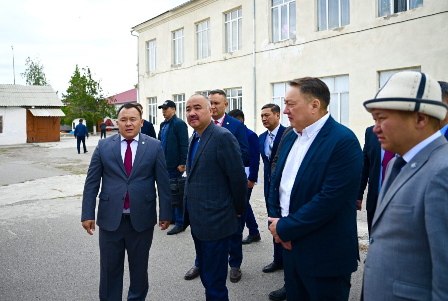 ЖК төрагасы Токмоктун мектептеринде