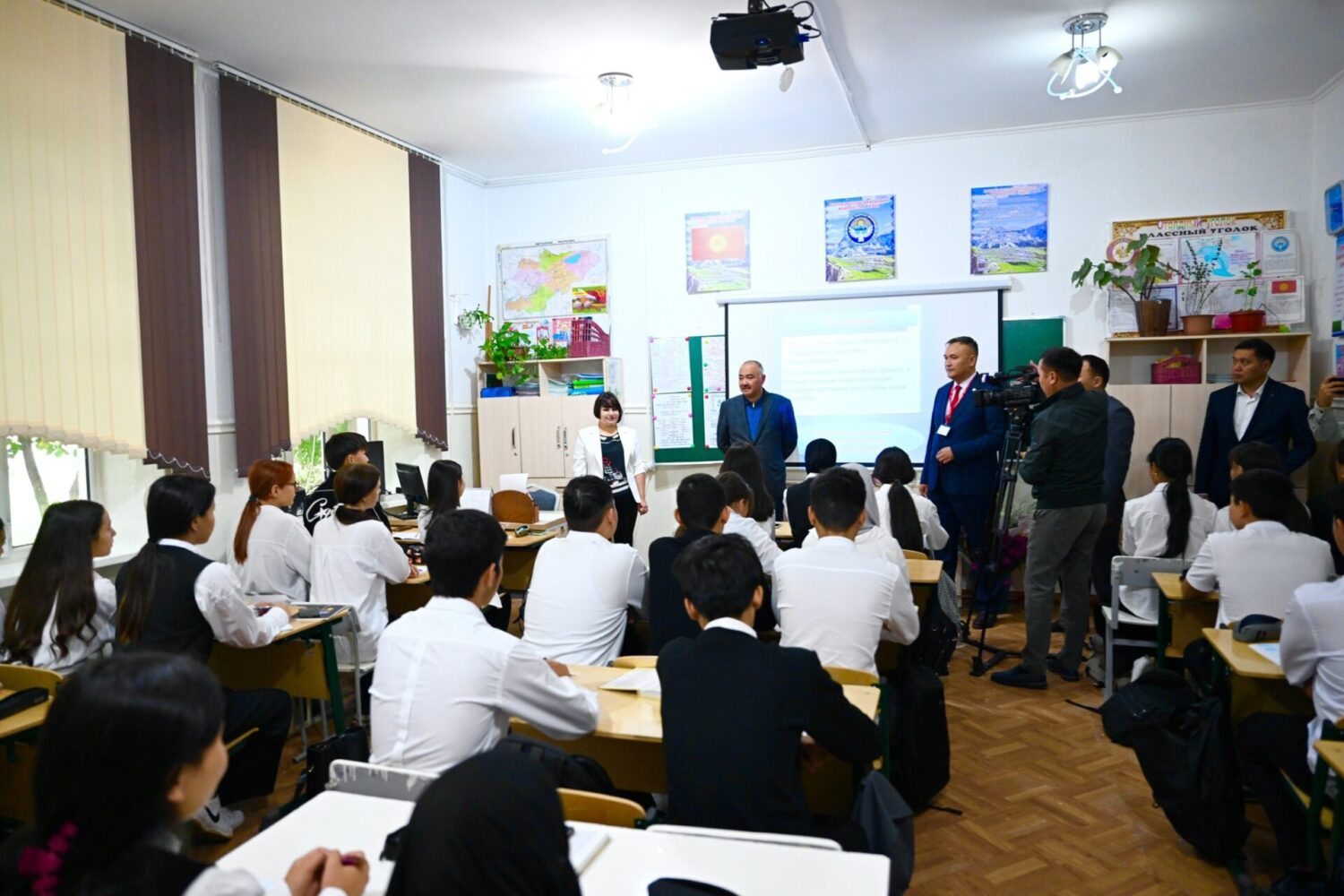 ЖК төрагасы Токмоктун мектептеринде