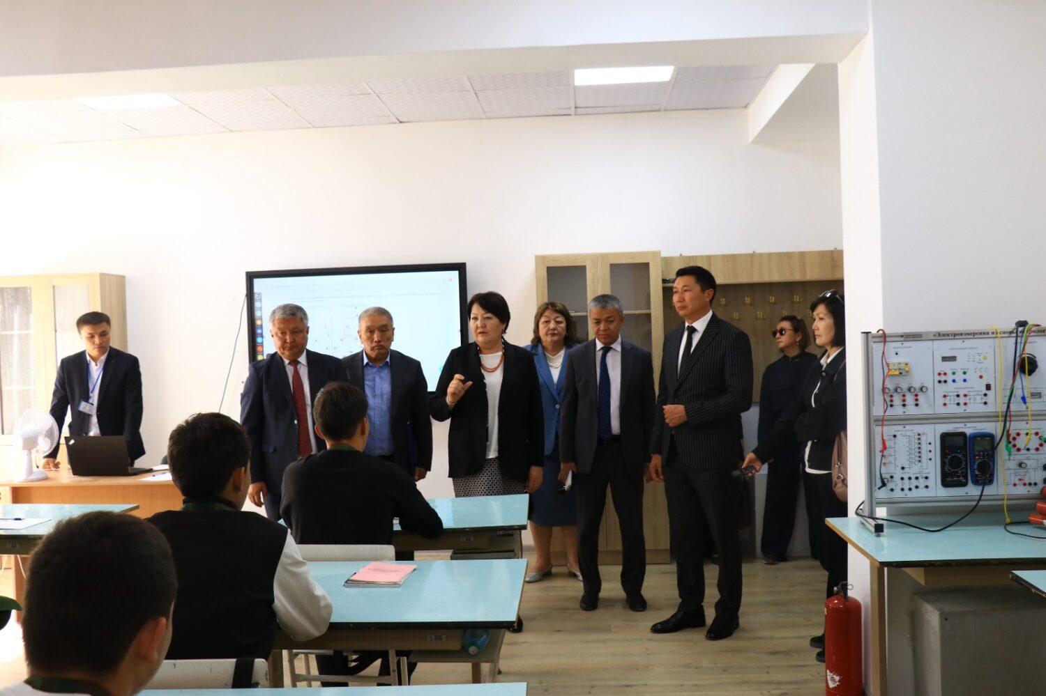 Окуу имараттары ондолуп жаңырган он тогуз окуу жай