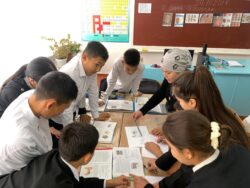 МУГАЛИМДЕР ДҮЙНӨЛҮК АЛДЫҢКЫ ПЕДАГОГИКАЛЫК ТЕХНОЛОГИЯНЫ УЛУТТУК ЫКМАЛАР МЕНЕН АЙКАЛЫШТЫРЫП ОКУШТУ