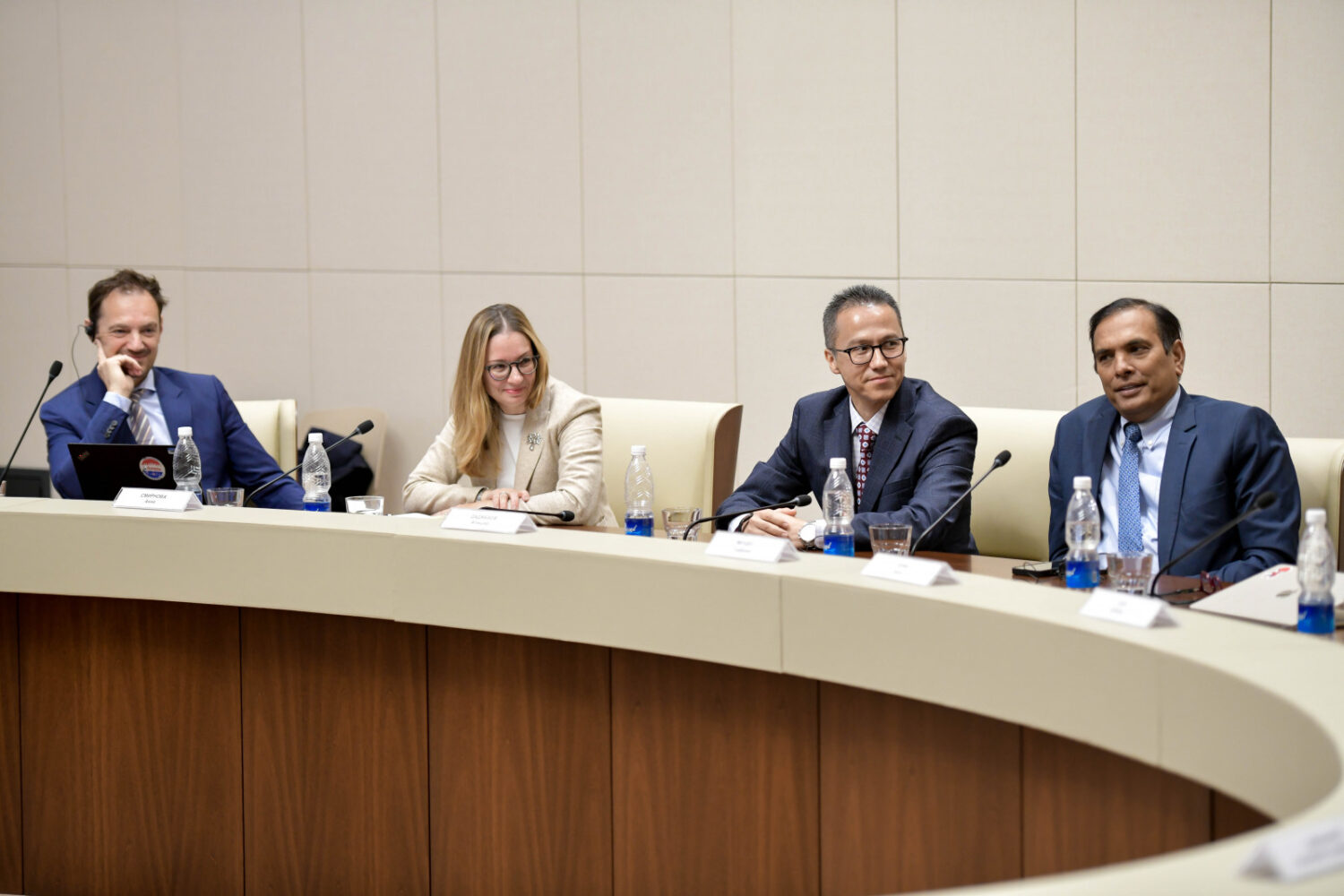 АМЕРИКАЛЫК КОМПАНИЯЛАРДЫН өКүЛДөРү МЕНЕН ЖОЛУГУШУУ