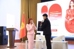 Ассоль Молдокматова ОшМУнун студенттери менен баарлашты